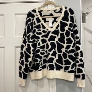 NWT LOFT Black and White Giraffe Animal Print V-Neck Sweater Size Large